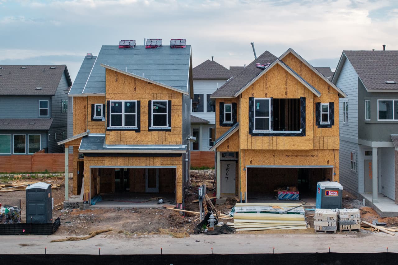 Builders slash prices on new homes as buyer traffic drops to 14-year low — MarketWatch